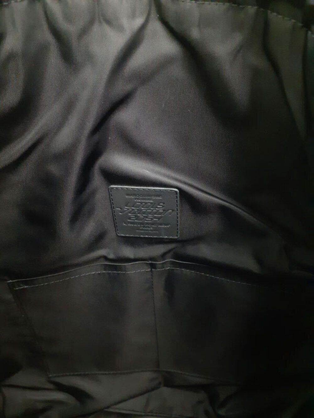 Louis Vuitton Drawstring Backpack - Picture 4 of 9
